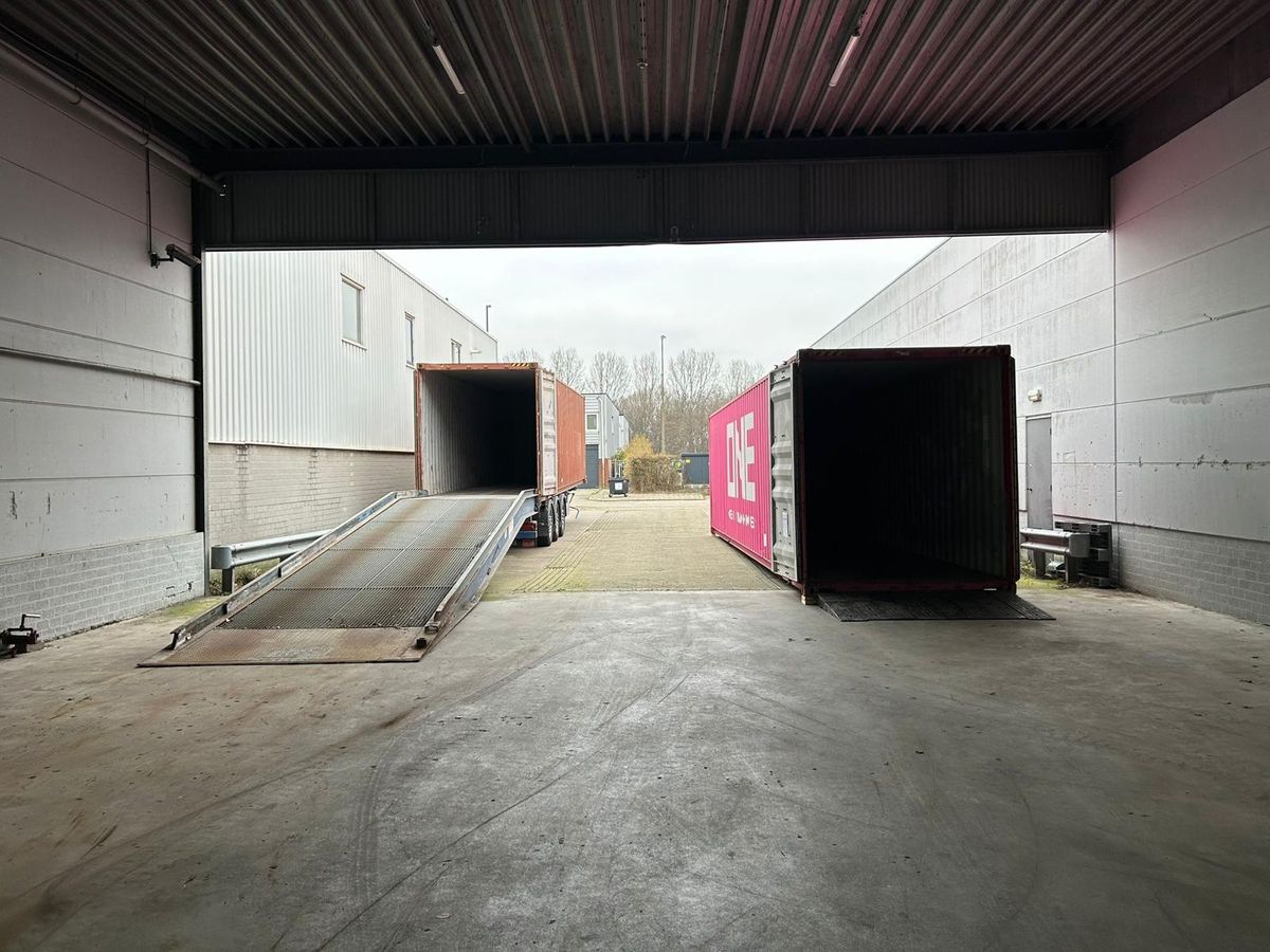 Loading ramp for containers